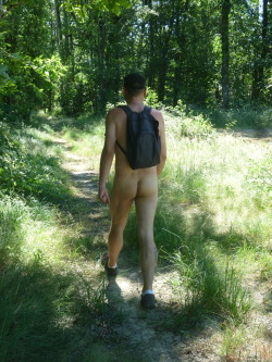 moi en randonu en forêtme, hiking nude in