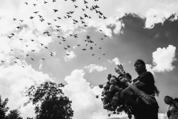 luisgarvan:  “Hacía tantos años que no alzaba la cara, que me olvidé del cielo.“Pátzcuaro, Michoacán. 