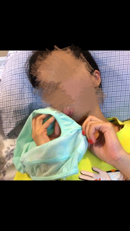 jdjdhhdjdmd: 骚老婆舔自己的内裤，想看露脸的加我扣扣381343006