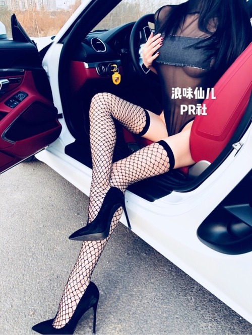 yummy0831: 看看仙儿在车里都是怎么玩的挂挡还可以这么用哦~仙儿的脚是不是很灵活