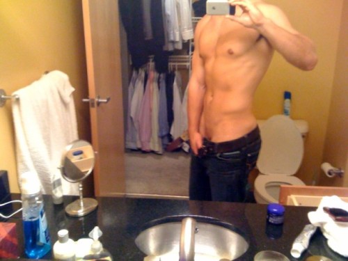 thegailygrind:  Red Sox sign Grady Sizemore! www.thegailygrind.com/2014/01/23/red-sox-sign-grady-sizemore-hottest-naked-selfie-taking-baseball-player-ever/