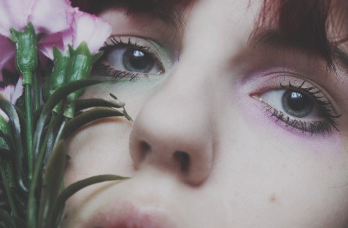 rouge-chevre:  eyes match, one green, one purple