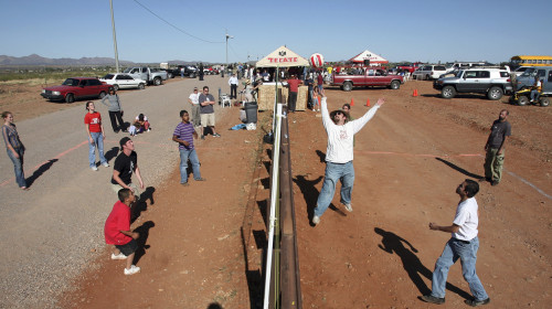 stunningpicture:Americans and Mexicans playing volleyball over the border in Arizona