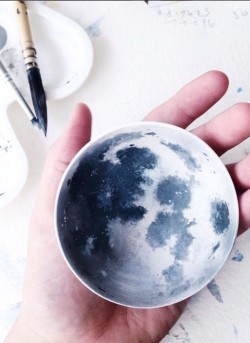 artwitchpath:  Happy Moon day Art Witches!!! Let’s celebrate by working some lunar art magic. Here’s a fun project to connect with the moon and add that extra bit of magic to your paint water.  Moon Bowl   Materials:Polymer clayOvenCup/bowlAcrylic