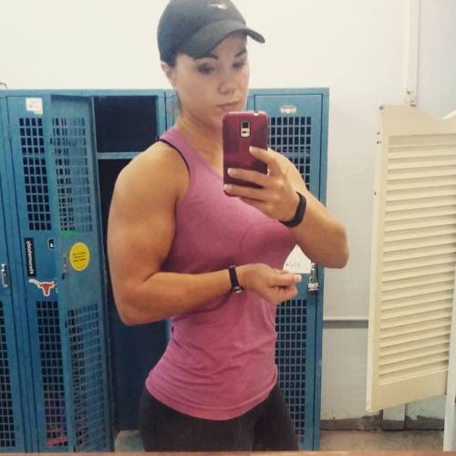 nikkigunz83:When in the #bathroom, we always suppose to stop, #flex and #selfay #powerlifter #fitnes