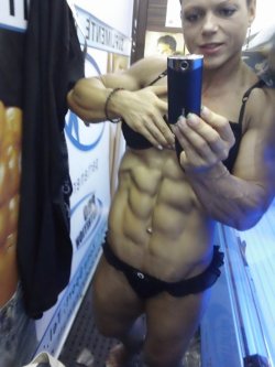 buffyshot:  Ripped #Abs  Bad azz