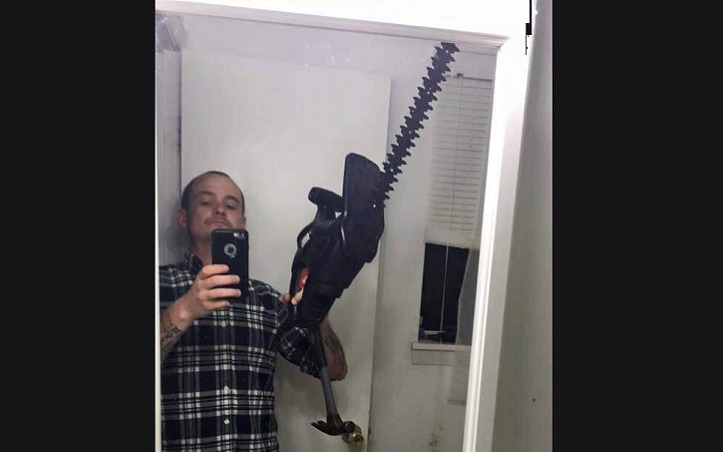 letthegaycommence: catchymemes:     When guns aren’t terrifying they are some of