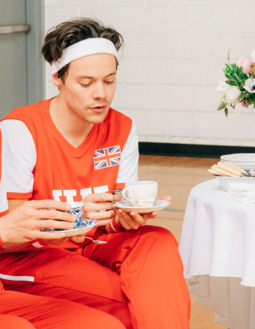 harrystylesdaily:Stills of Harry during the #LateLateLondon Dodgeball segment.