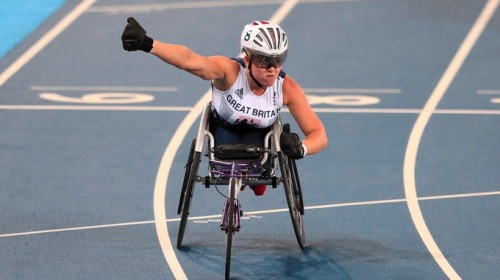 Hannah Cockroft wins gold in the T34 400m