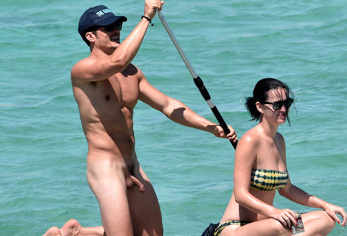 bizarrecelebnudes:  Orlando Bloom - British Actor (Part 1)Don’t know why he felt the need to kayak naked in front of a bunch of cameras but who’s complaining? Great dick. Never thought we’d see him fully naked. 