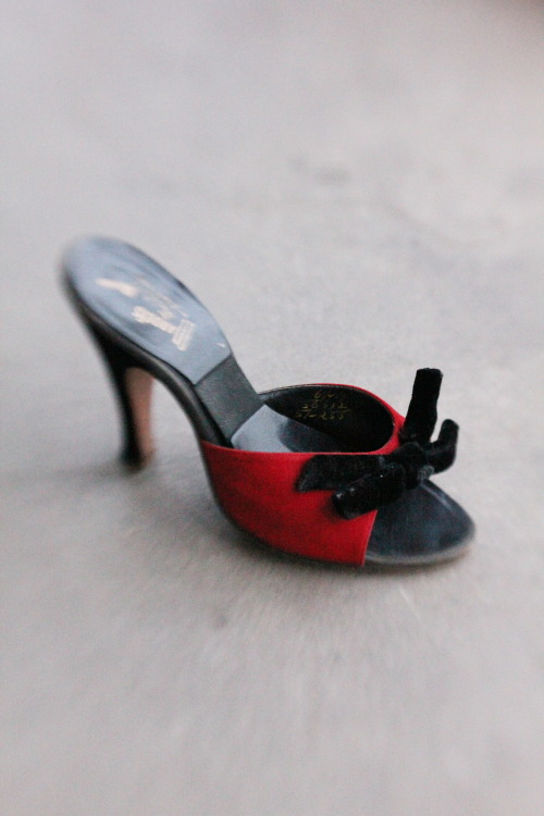 New shoes at Mr. Mister Vintage!  Vintage 50&rsquo;s Springolator red suede and black velve