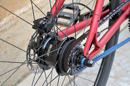 conveniitekuru:urwahn reinvents the bike frame in stadtfuchs V5F, made for rigorous city use