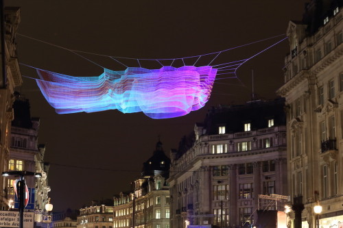 1.8 FLOATING SCULPTURE / Janet EchelmanThe temporary art installation was hung above Oxford Circus, 