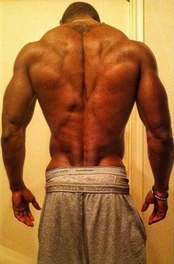 dam i love his back mmm