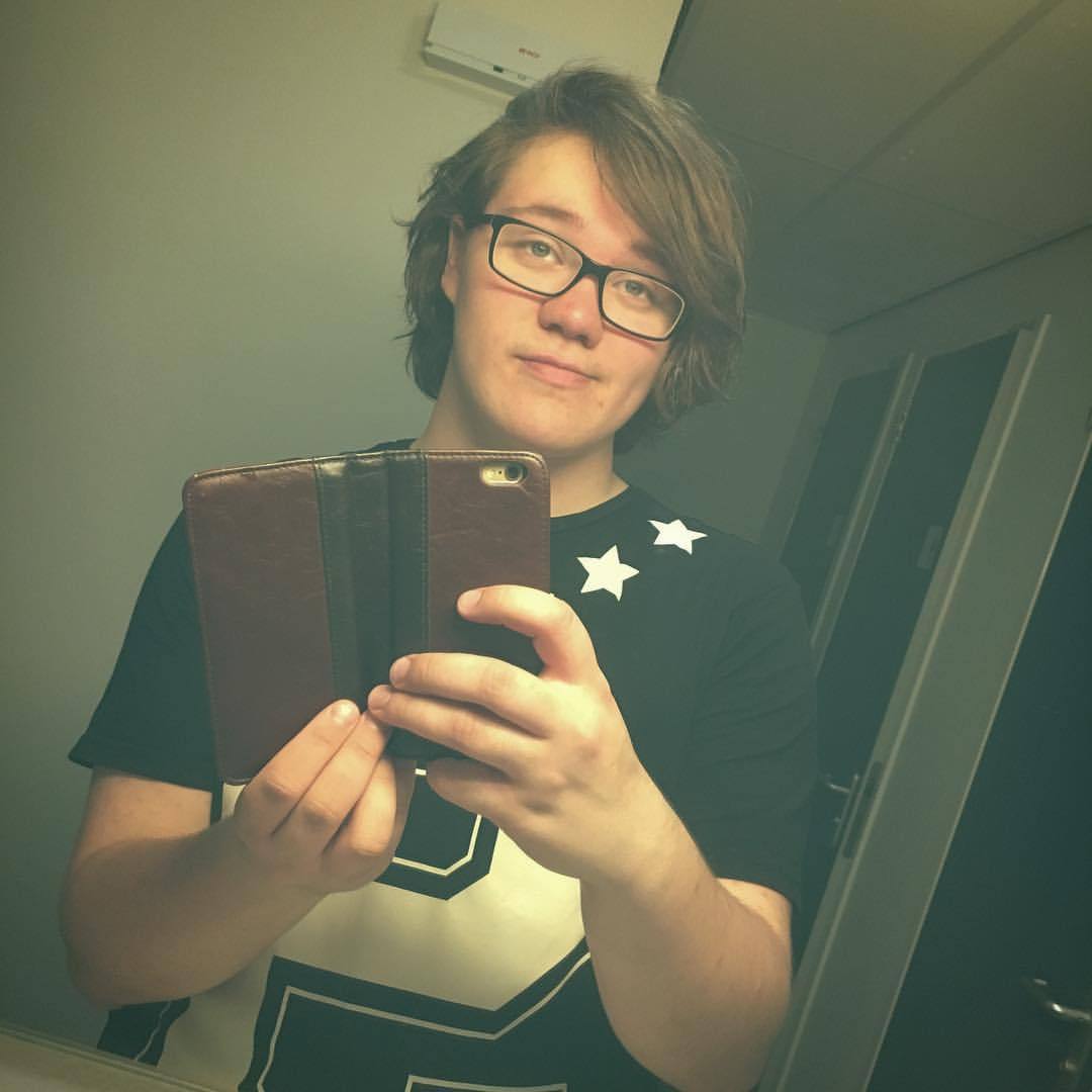 drragonss:  long hair don’t care (its been so long since i posted a pic….)