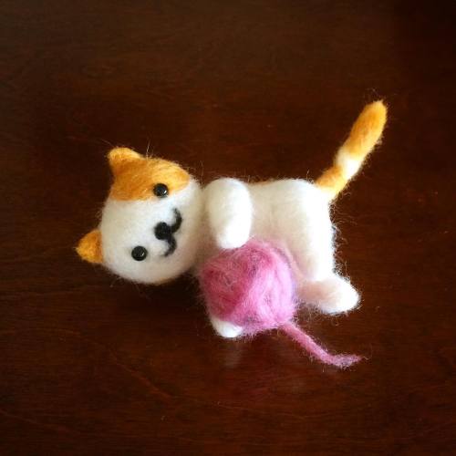 iamjadehawk:needle felted neko atsume kitties by yuyoyuyohttps://instagram.com/yuyoyuyo/