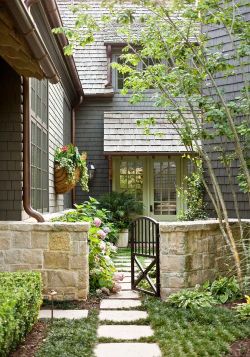 sunflowersandsearchinghearts:  Hillside manor house, Buckhead, Atlanta via pinterest 