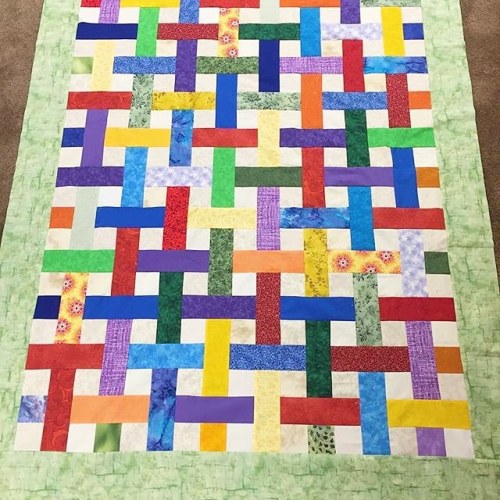 A partial seam technique was used for this colorful beauty! Love how it turned out!! #quiltsofinstag