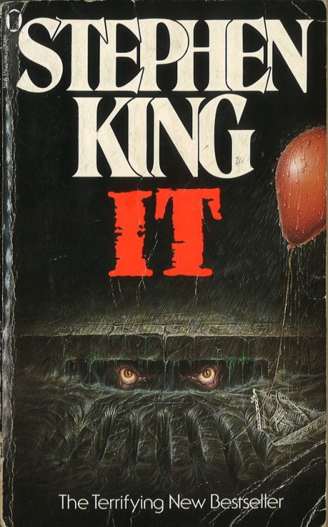 sleazoidexpress: Stephen King’s IT paperbacks