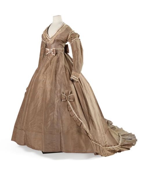 Day dress ca. 1865From Enchères Sadde via Interencheres