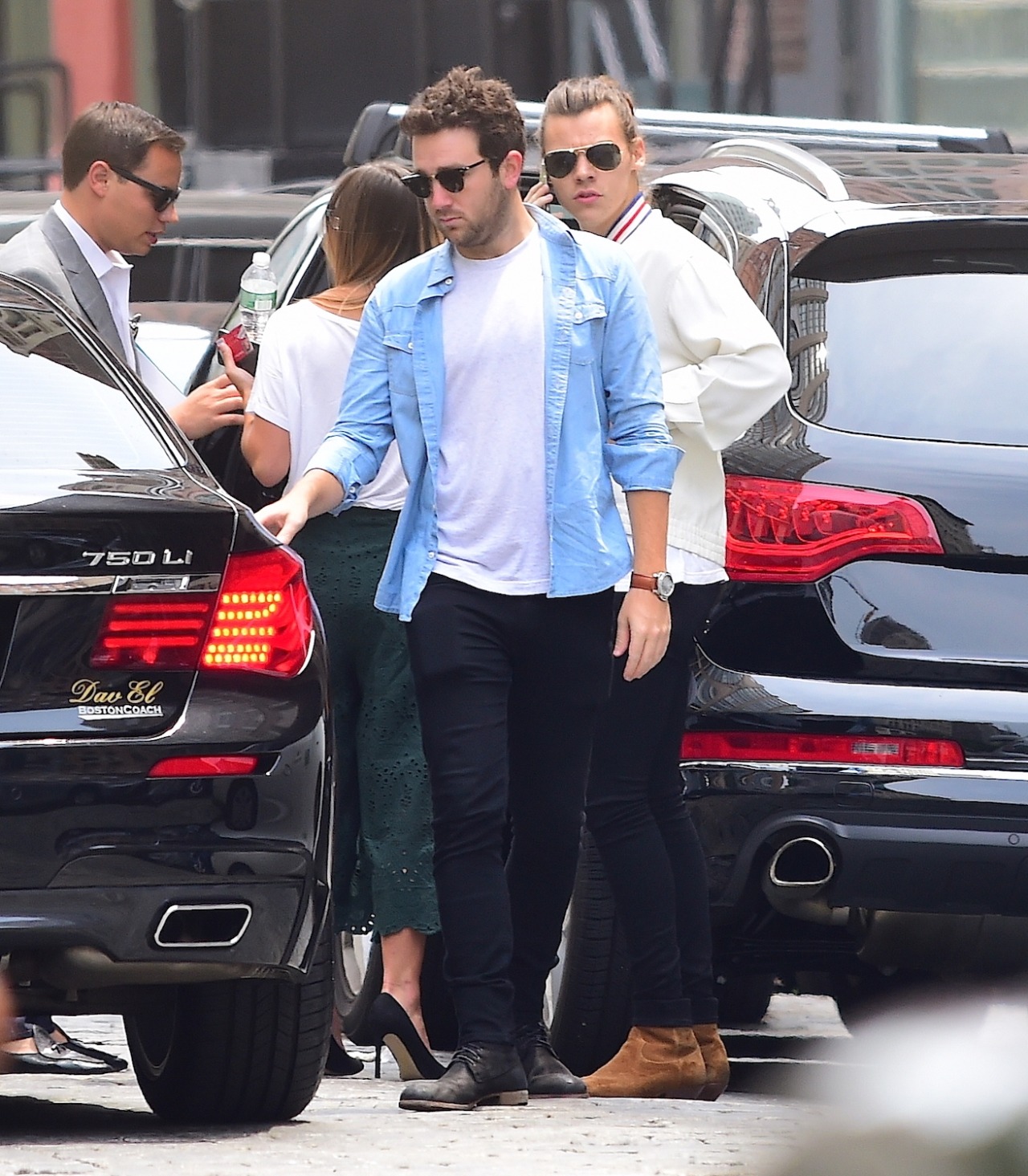 thestylinsoncrew:    Harry apartment shopping in NYC - 12.06.2015  