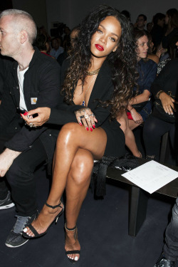 fuckyeahrihanna:  Rihanna at Altuzarra Fashion