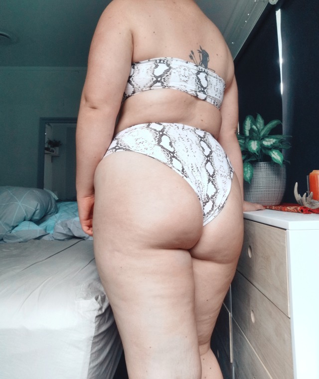 uravagina:Forever buying togs without trying them on first, she&rsquo;s a bit tight 🐍