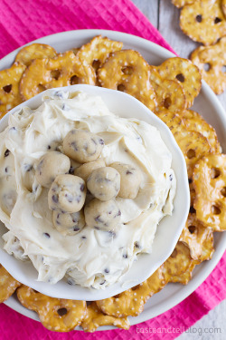 do-not-touch-my-food:  Chocolate Chip Cookie Dough Dip