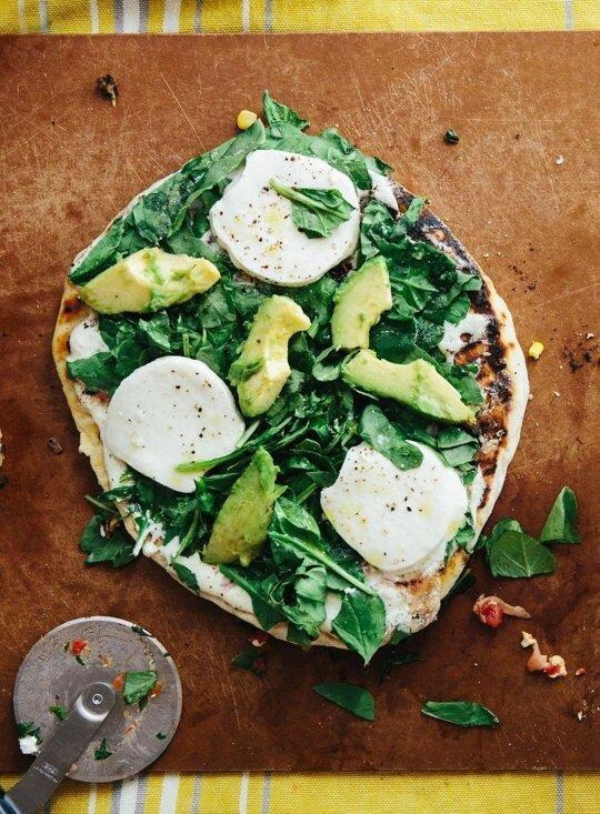 Who made this white pizza with avocado, spinach, & mozzarella?! 😩 {The Kitchn}
