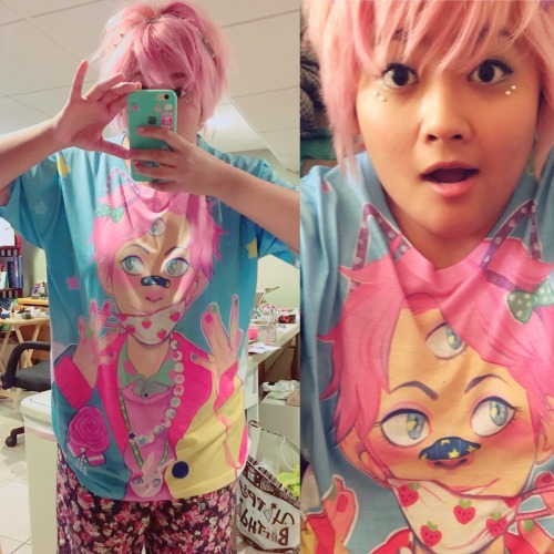 riadoodles:  My Decora Frankie SHIRT CAME IN THE MAIL TODAY!!! I LOVE IT AND IT’S SO COMFY <333 AHHHH You can buy one for yourself or as a cute gift at my Society6 store!! <33 (I’ll have more stuff up I promise after I’m done with Youmacon!!