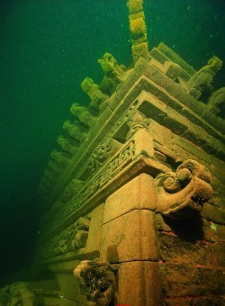 travelgurus:  Picture from The Lost City Shicheng Found Underwater in China Welcome to explore this uUnderwater time capsule at HobbyEarth! 