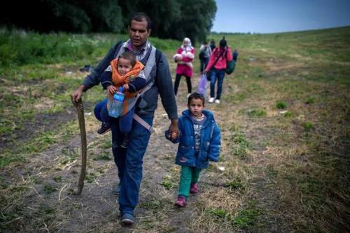 azad-jan:    1) Hungarian refugees walking to ‪‎Austria‬ in 19562) Syrian ‪refugees‬ walking from ‪Hungary‬ to Austria in 2015  ?