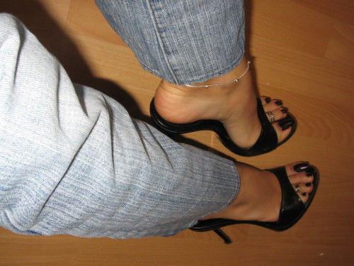 kaskerak:Love these mules, gorgeous feet too especially with the toe rings and ankle chain.
