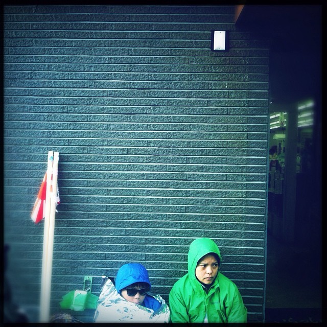 The resting trekkers. August 2014. #mt_fuji #japon #japan #photojournalism #trekkers #people (at Mt. Fuji 5th Station)