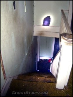 theparanormalblog:  Woman Photographs an Entity in Her Grandfather’s House? A woman by the name of Samantha claims she photographed a mysterious entity lurking in her now deceased grandfather’s house. One day, she decided to take some pictures around