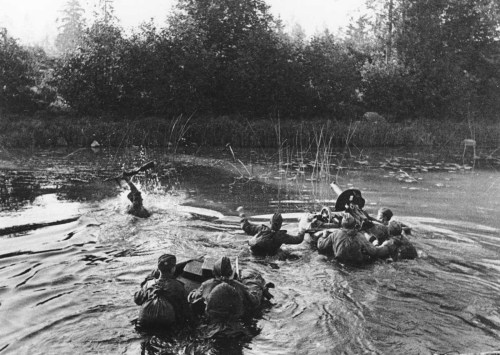A Sovietmachine-gun crew crosses a river along the second Baltic Front(January 1945).  The soldier o