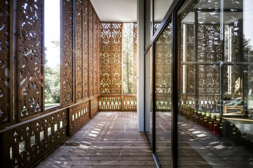 dezeen: Intricately patterned fretwork surrounds Alexander Diem’s Villa by the Lake »