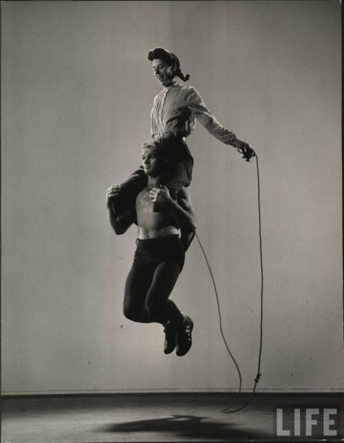 Tandem rope skipping(Gjon Mili. 1947)