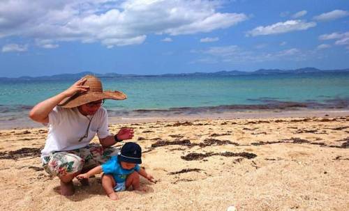 My baby boy is enjoying Okinawan beach for the first time. ;) 息子氏、初めての沖縄の海でした。#familyphoto #family #