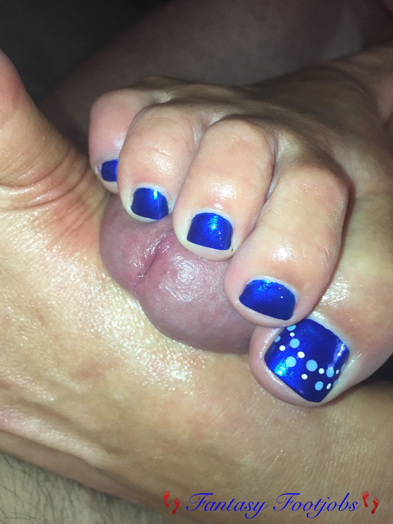 fantasyfootjobs:  I love squeezing his head with my toes!