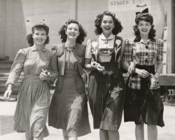 thatssooldfashions:  Hollywood hopefuls. 1940’s. ~Everyday Vintage~ 