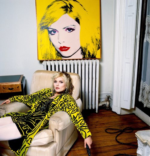 fre-vis3:Debbie Harry in her New York apartment with her Andy Warhol portrait. Photo: Brian Aris ϝŘ&