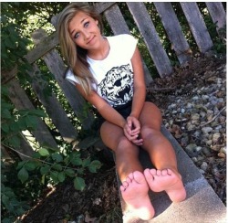 tinyfeetrcute101:  barefoot fun             