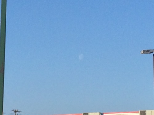 besturlonhere:day moonthis is the same moon as we see at night fyi