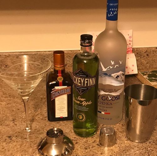 Sour Apple Martini ✅ #sourapplemartini #fridaynight #vodka #cointreauhttps://www.instagram.com/p/B