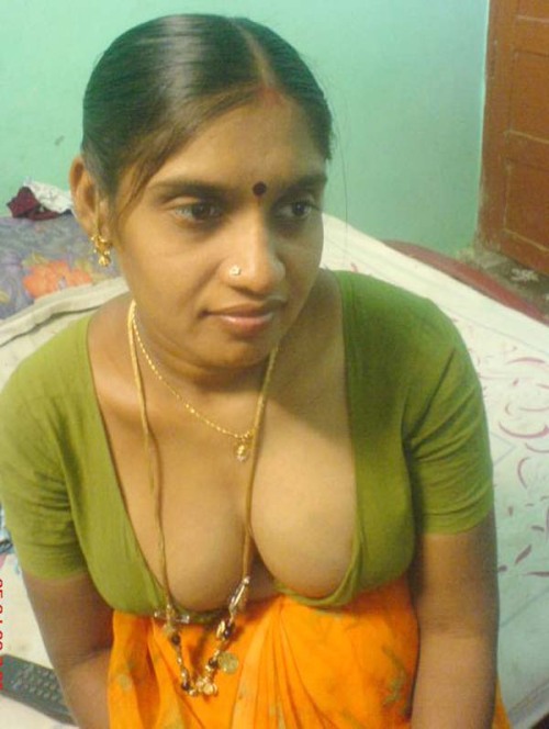 Desi Mallu Blouse Nude Boobs. Aunty Deep Cleavage With Blouse. Bhabhi Cleavage Show In Blouse