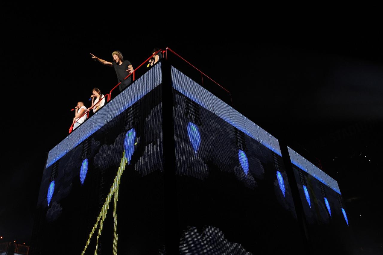 direct-news:  HQ’s - One Direction performs onstage during the ‘Where We Are’