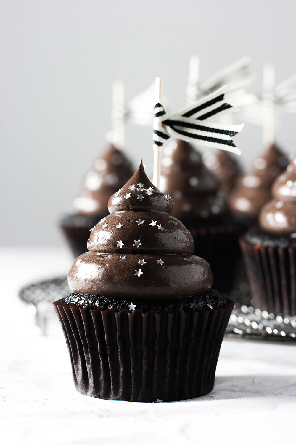 ugly–cupcakes:   New Year’s Eve Midnight Countdown Cupcakes  