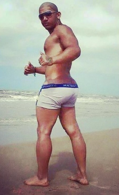 thickumsandthangs21:  Look back at that fat ass on the beach!