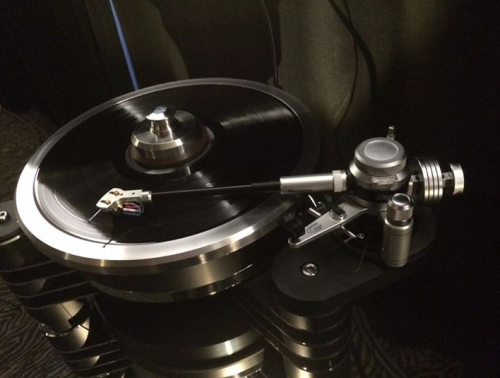 musicalsurroundings:  Graham Phantom Elite tonearm in action. Clearaudio Master Innovation, Goldfinger Statement cartridge, and Aesthetix electronics playing a nice support role for this debut. AXPONA 2014 in the O’Hare room at the Westin. Show reports